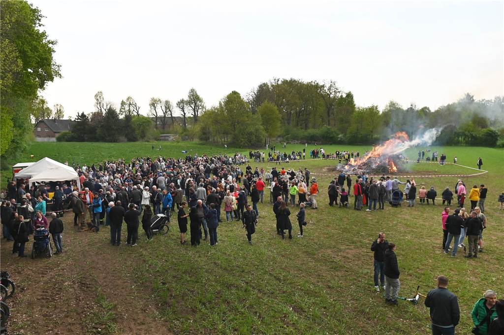 Bei zunächst angenehmen Temperaturen und freundlichen Wetter besuchten mehrere hundert Gäste das Event auf dem Feld am Friesenweg Ecke Frankenstraße.