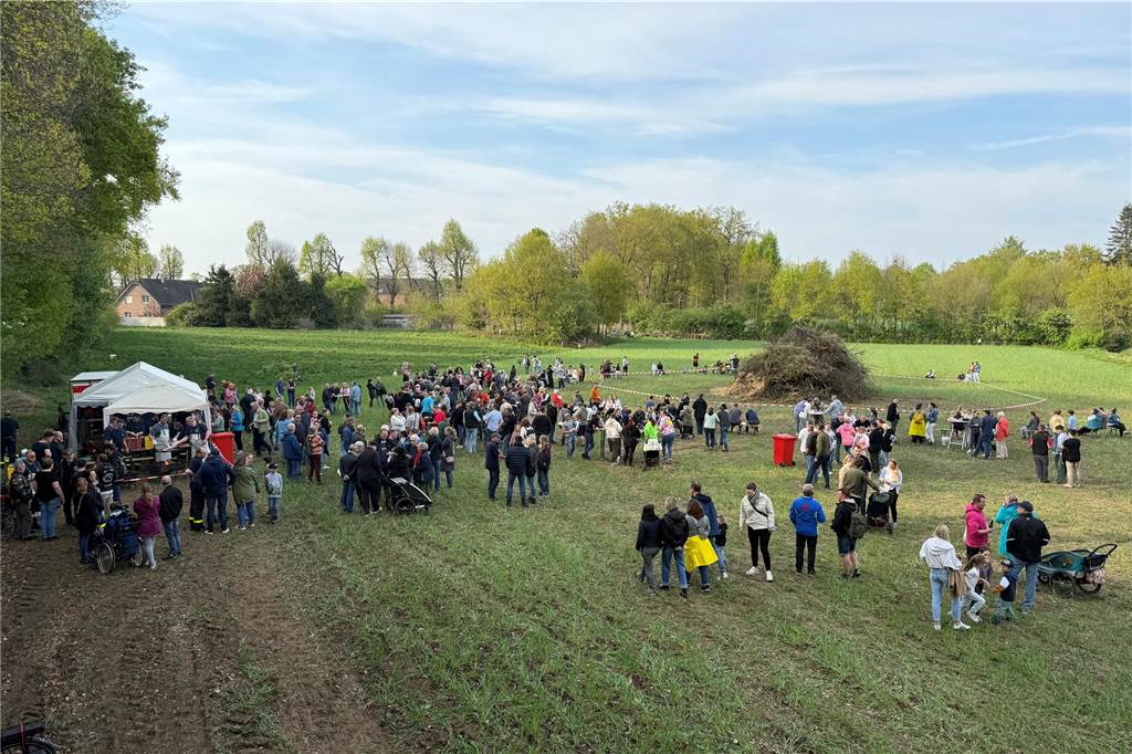 Bei zunächst angenehmen Temperaturen und freundlichen Wetter besuchten mehrere hundert Gäste das Event auf dem Feld am Friesenweg Ecke Frankenstraße.