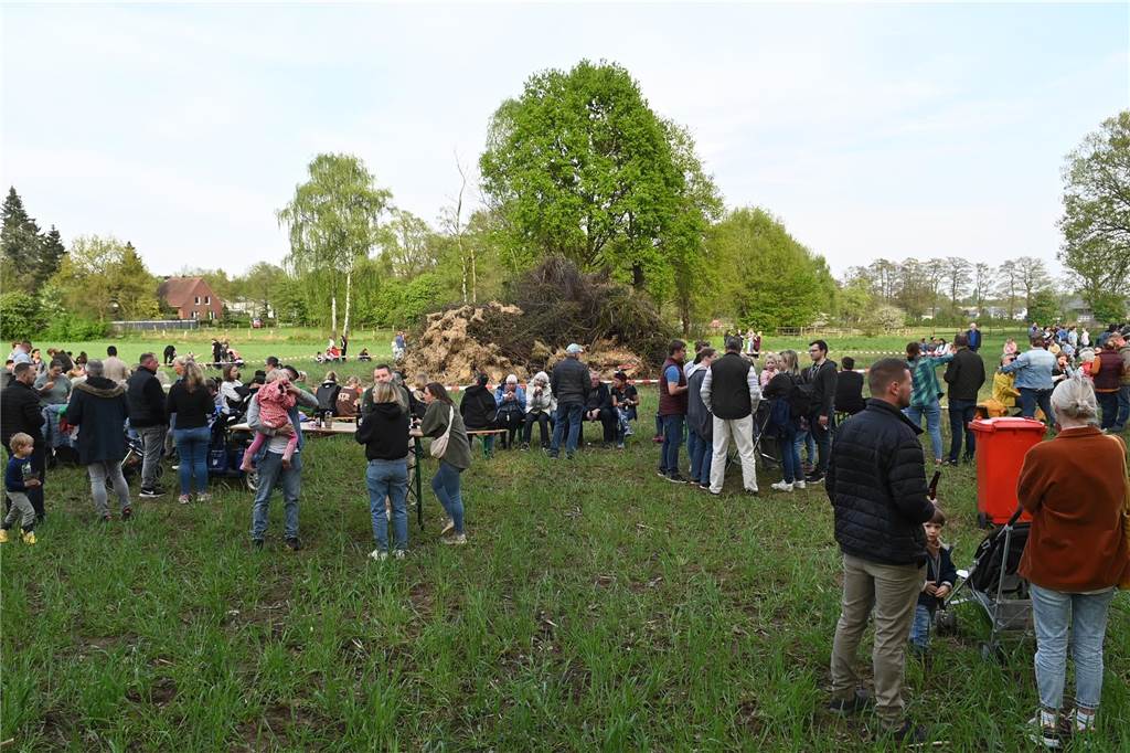 Bei zunächst angenehmen Temperaturen und freundlichen Wetter besuchten mehrere hundert Gäste das Event auf dem Feld am Friesenweg Ecke Frankenstraße.