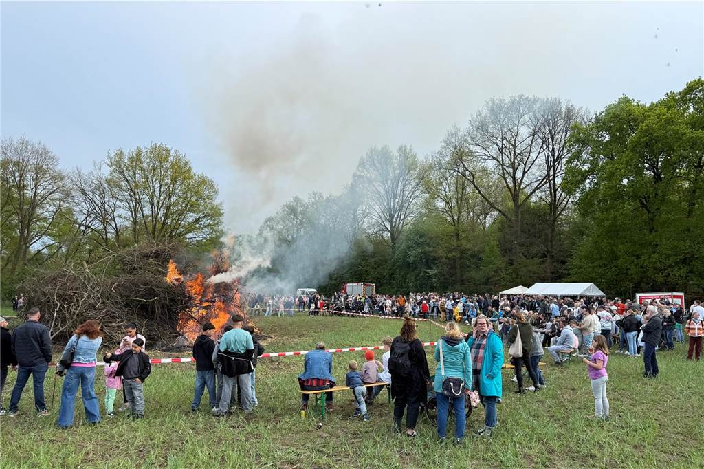 Bei zunächst angenehmen Temperaturen und freundlichen Wetter besuchten mehrere hundert Gäste das Event auf dem Feld am Friesenweg Ecke Frankenstraße.