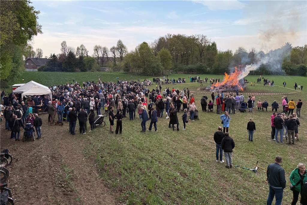 Bei zunächst angenehmen Temperaturen und freundlichen Wetter besuchten mehrere hundert Gäste das Event auf dem Feld am Friesenweg Ecke Frankenstraße.