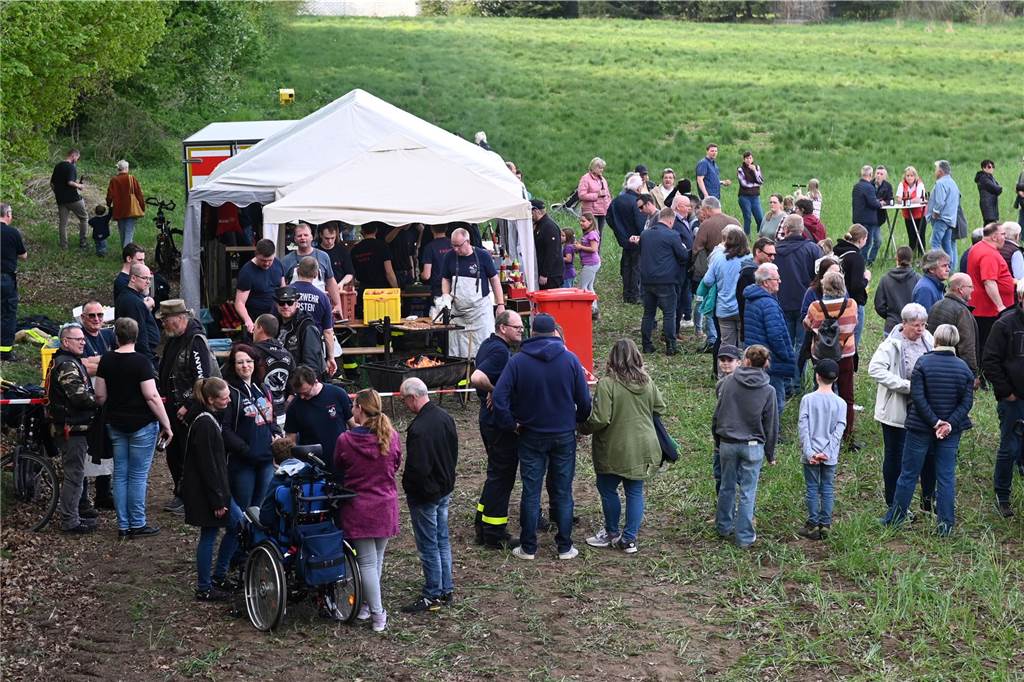 Bei zunächst angenehmen Temperaturen und freundlichen Wetter besuchten mehrere hundert Gäste das Event auf dem Feld am Friesenweg Ecke Frankenstraße.
