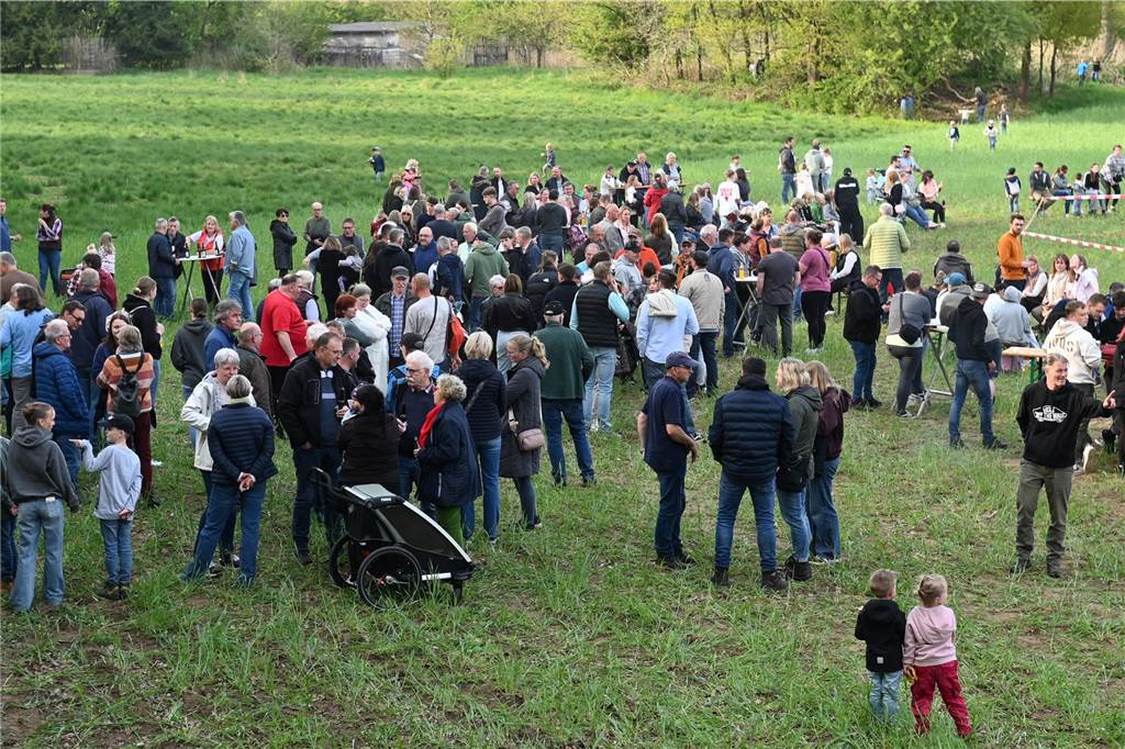 Bei zunächst angenehmen Temperaturen und freundlichen Wetter besuchten mehrere hundert Gäste das Event auf dem Feld am Friesenweg Ecke Frankenstraße.