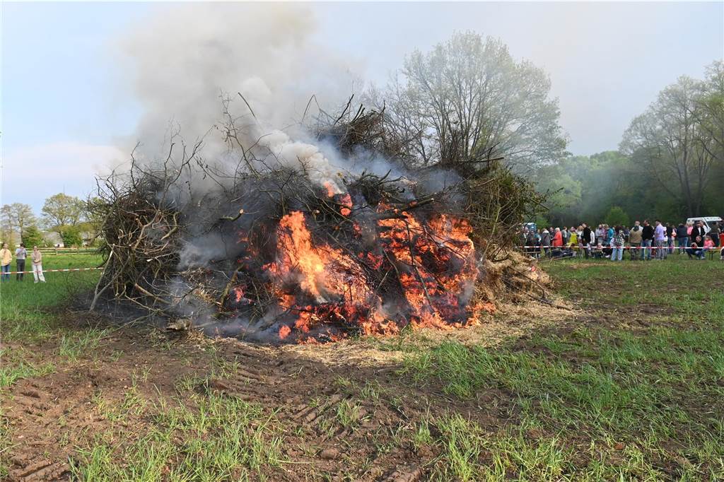 Bei zunächst angenehmen Temperaturen und freundlichen Wetter besuchten mehrere hundert Gäste das Event auf dem Feld am Friesenweg Ecke Frankenstraße.