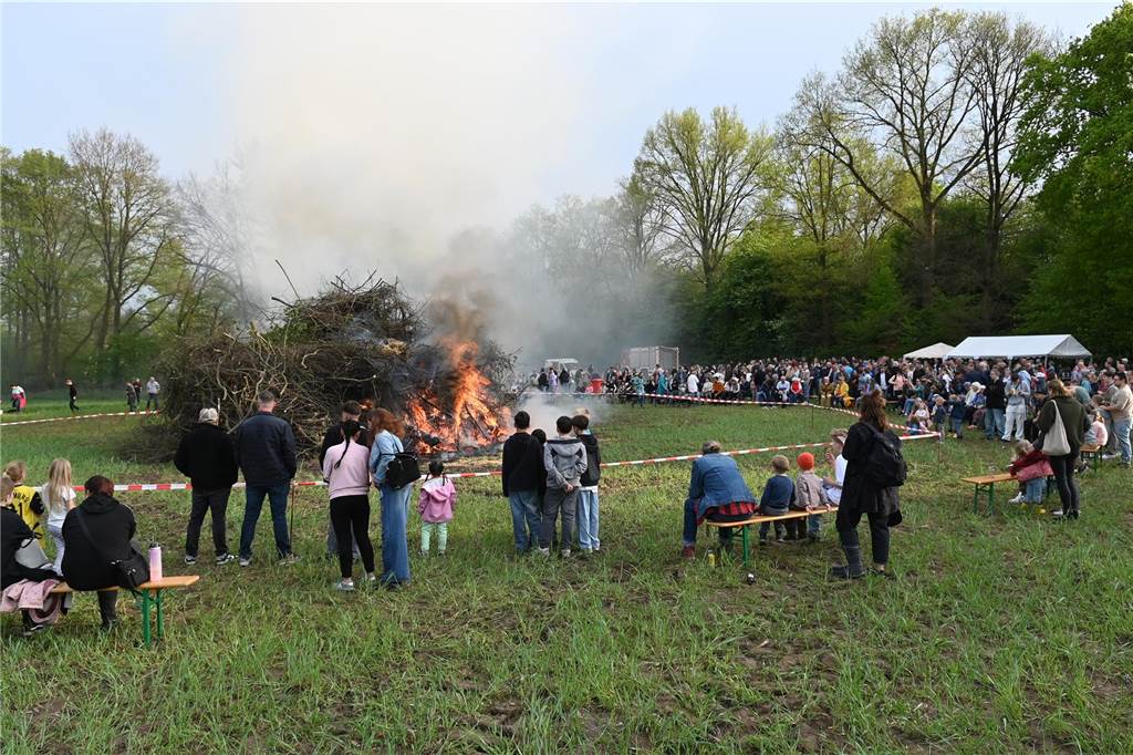 Bei zunächst angenehmen Temperaturen und freundlichen Wetter besuchten mehrere hundert Gäste das Event auf dem Feld am Friesenweg Ecke Frankenstraße.
