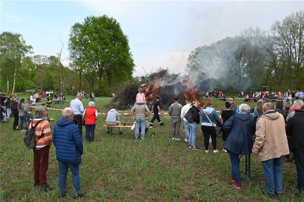Bei zunächst angenehmen Temperaturen und freundlichen Wetter besuchten mehrere hundert Gäste das Event auf dem Feld am Friesenweg Ecke Frankenstraße.