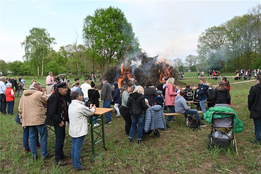 Bei zunächst angenehmen Temperaturen und freundlichen Wetter besuchten mehrere hundert Gäste das Event auf dem Feld am Friesenweg Ecke Frankenstraße.