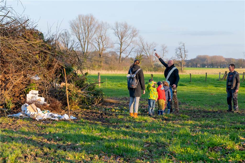 Das Osterfeuer in Selm am Jakobsbrunnen fand zum ersten Mal als gemeinschaftliche Aktion von Heimatverein und dem neuen Verein "Selmer helfen Selmern" statt. Die Aktion kam gut an und die Veranstalter freuen sich schon auf eine Wiederholung im kommenden Jahr.
