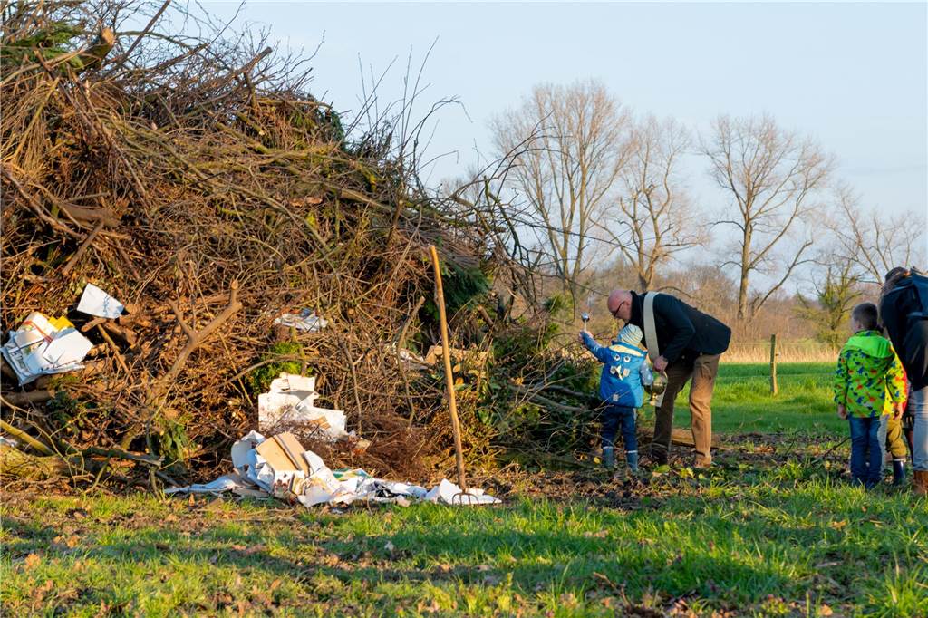 Das Osterfeuer in Selm am Jakobsbrunnen fand zum ersten Mal als gemeinschaftliche Aktion von Heimatverein und dem neuen Verein "Selmer helfen Selmern" statt. Die Aktion kam gut an und die Veranstalter freuen sich schon auf eine Wiederholung im kommenden Jahr.