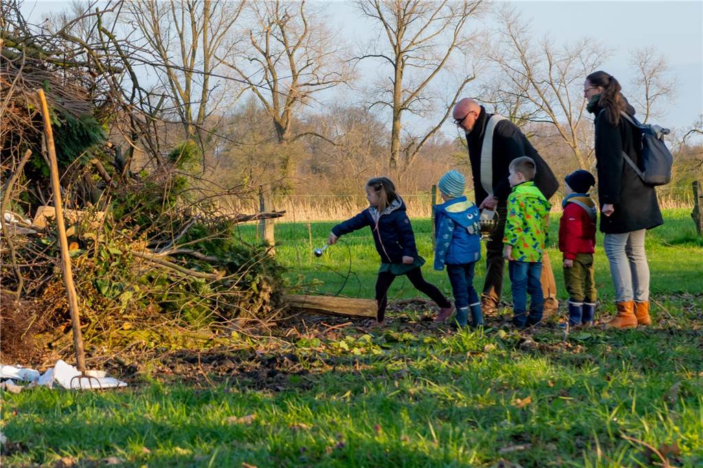 Das Osterfeuer in Selm am Jakobsbrunnen fand zum ersten Mal als gemeinschaftliche Aktion von Heimatverein und dem neuen Verein "Selmer helfen Selmern" statt. Die Aktion kam gut an und die Veranstalter freuen sich schon auf eine Wiederholung im kommenden Jahr.