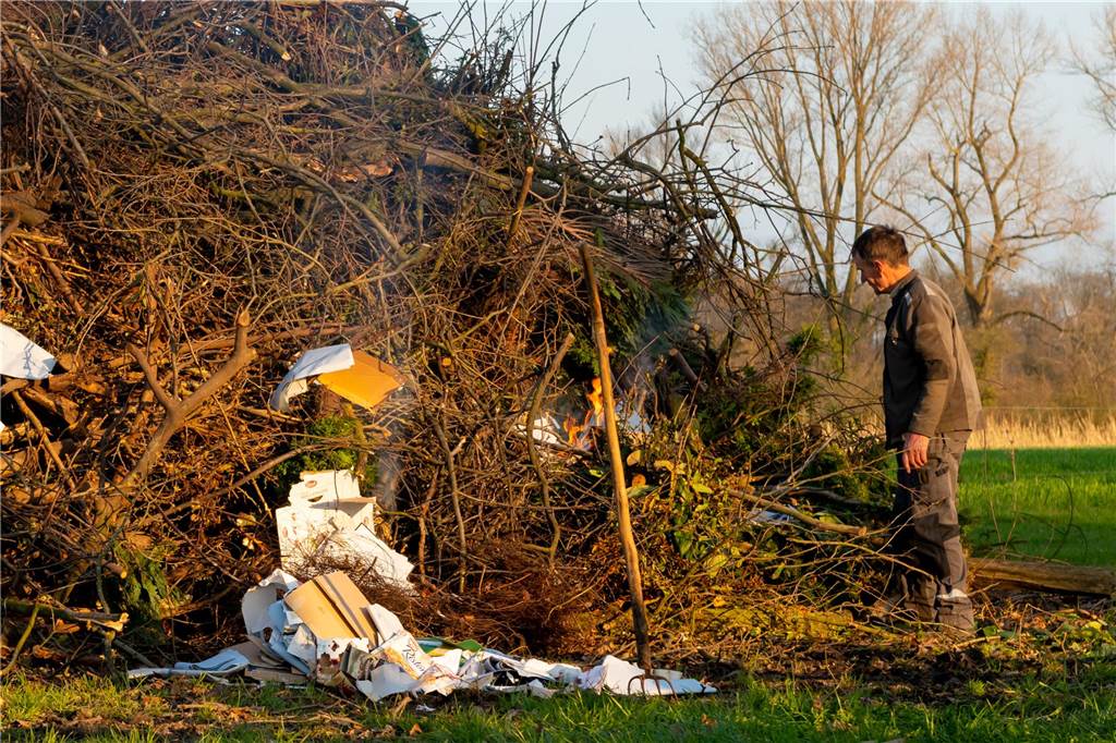 Das Osterfeuer in Selm am Jakobsbrunnen fand zum ersten Mal als gemeinschaftliche Aktion von Heimatverein und dem neuen Verein "Selmer helfen Selmern" statt. Die Aktion kam gut an und die Veranstalter freuen sich schon auf eine Wiederholung im kommenden Jahr.