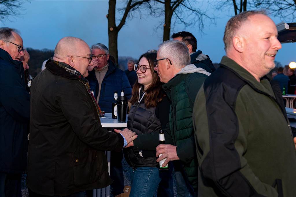Das Osterfeuer in Selm am Jakobsbrunnen fand zum ersten Mal als gemeinschaftliche Aktion von Heimatverein und dem neuen Verein "Selmer helfen Selmern" statt. Die Aktion kam gut an und die Veranstalter freuen sich schon auf eine Wiederholung im kommenden Jahr.