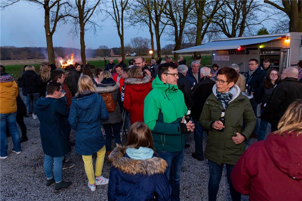 Das Osterfeuer in Selm am Jakobsbrunnen fand zum ersten Mal als gemeinschaftliche Aktion von Heimatverein und dem neuen Verein "Selmer helfen Selmern" statt. Die Aktion kam gut an und die Veranstalter freuen sich schon auf eine Wiederholung im kommenden Jahr.