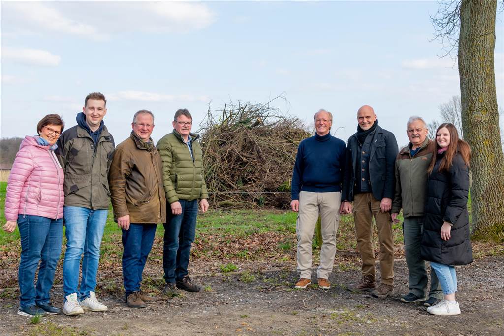 Das Osterfeuer in Selm am Jakobsbrunnen fand zum ersten Mal als gemeinschaftliche Aktion von Heimatverein und dem neuen Verein "Selmer helfen Selmern" statt. Die Aktion kam gut an und die Veranstalter freuen sich schon auf eine Wiederholung im kommenden Jahr.
