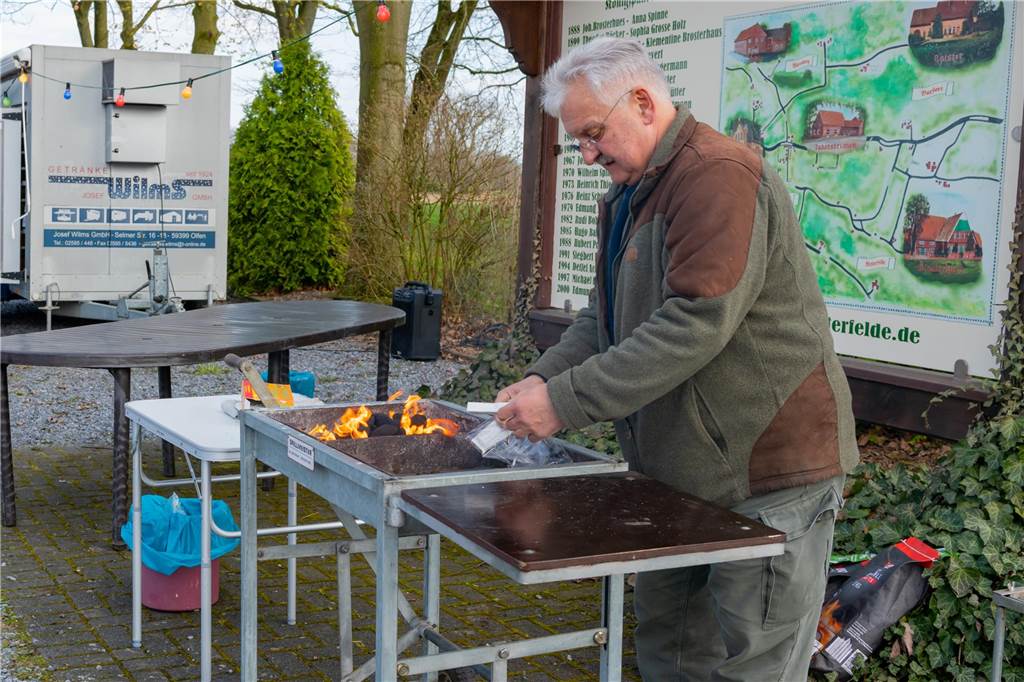 Das Osterfeuer in Selm am Jakobsbrunnen fand zum ersten Mal als gemeinschaftliche Aktion von Heimatverein und dem neuen Verein "Selmer helfen Selmern" statt. Die Aktion kam gut an und die Veranstalter freuen sich schon auf eine Wiederholung im kommenden Jahr.