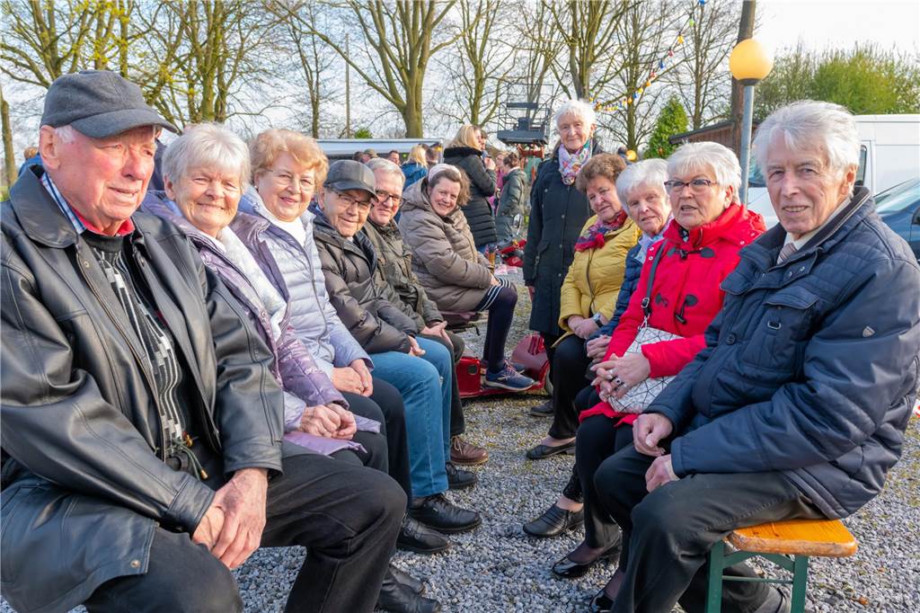 Das Osterfeuer in Selm am Jakobsbrunnen fand zum ersten Mal als gemeinschaftliche Aktion von Heimatverein und dem neuen Verein "Selmer helfen Selmern" statt. Die Aktion kam gut an und die Veranstalter freuen sich schon auf eine Wiederholung im kommenden Jahr.