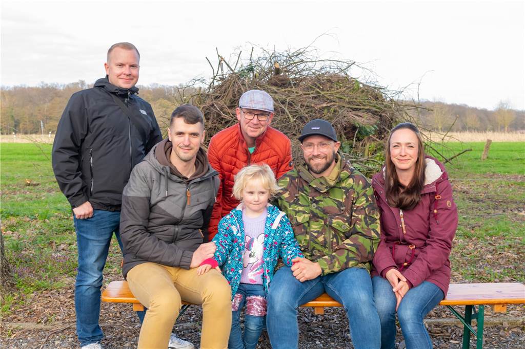 Das Osterfeuer in Selm am Jakobsbrunnen fand zum ersten Mal als gemeinschaftliche Aktion von Heimatverein und dem neuen Verein "Selmer helfen Selmern" statt. Die Aktion kam gut an und die Veranstalter freuen sich schon auf eine Wiederholung im kommenden Jahr.