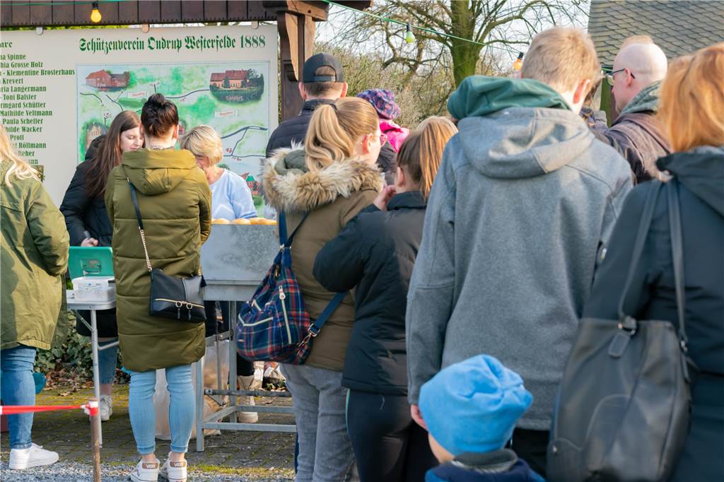 Das Osterfeuer in Selm am Jakobsbrunnen fand zum ersten Mal als gemeinschaftliche Aktion von Heimatverein und dem neuen Verein "Selmer helfen Selmern" statt. Die Aktion kam gut an und die Veranstalter freuen sich schon auf eine Wiederholung im kommenden Jahr.