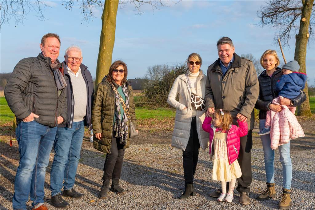 Das Osterfeuer in Selm am Jakobsbrunnen fand zum ersten Mal als gemeinschaftliche Aktion von Heimatverein und dem neuen Verein "Selmer helfen Selmern" statt. Die Aktion kam gut an und die Veranstalter freuen sich schon auf eine Wiederholung im kommenden Jahr.