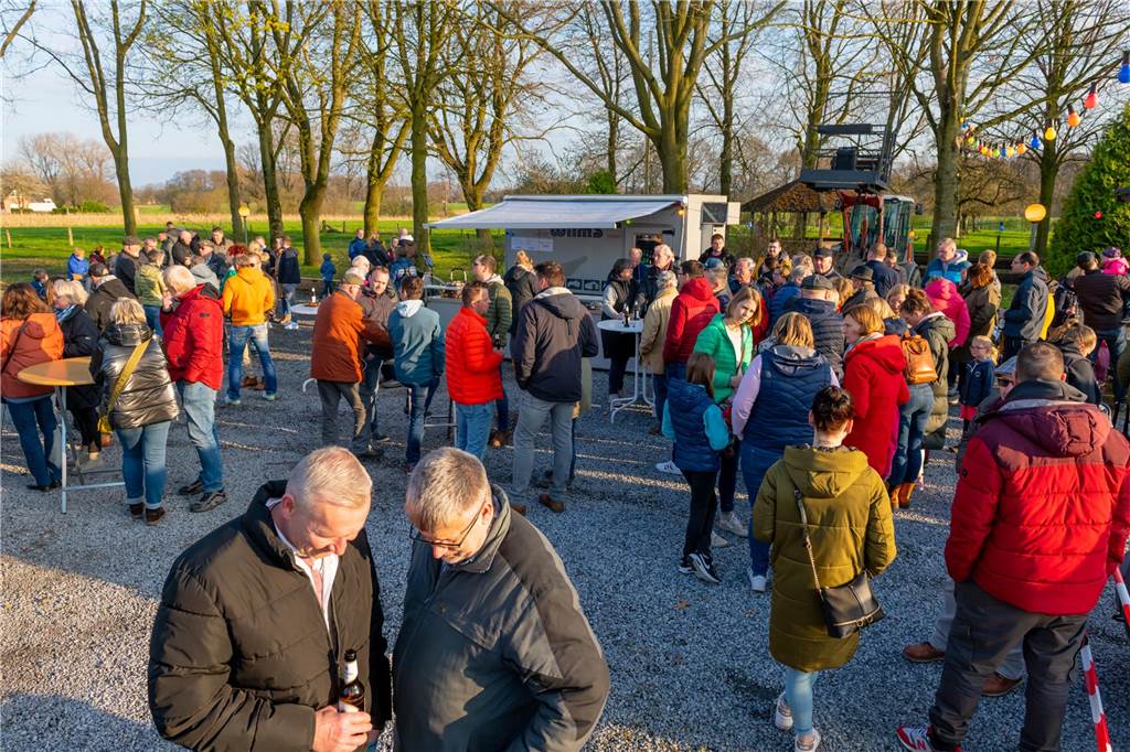 Das Osterfeuer in Selm am Jakobsbrunnen fand zum ersten Mal als gemeinschaftliche Aktion von Heimatverein und dem neuen Verein "Selmer helfen Selmern" statt. Die Aktion kam gut an und die Veranstalter freuen sich schon auf eine Wiederholung im kommenden Jahr.