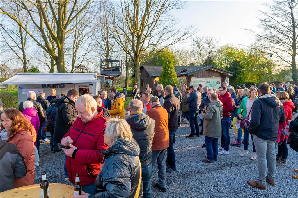 Das Osterfeuer in Selm am Jakobsbrunnen fand zum ersten Mal als gemeinschaftliche Aktion von Heimatverein und dem neuen Verein "Selmer helfen Selmern" statt. Die Aktion kam gut an und die Veranstalter freuen sich schon auf eine Wiederholung im kommenden Jahr.