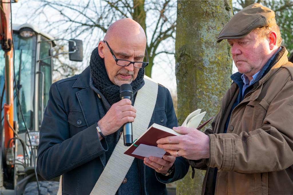 Das Osterfeuer in Selm am Jakobsbrunnen fand zum ersten Mal als gemeinschaftliche Aktion von Heimatverein und dem neuen Verein "Selmer helfen Selmern" statt. Die Aktion kam gut an und die Veranstalter freuen sich schon auf eine Wiederholung im kommenden Jahr.