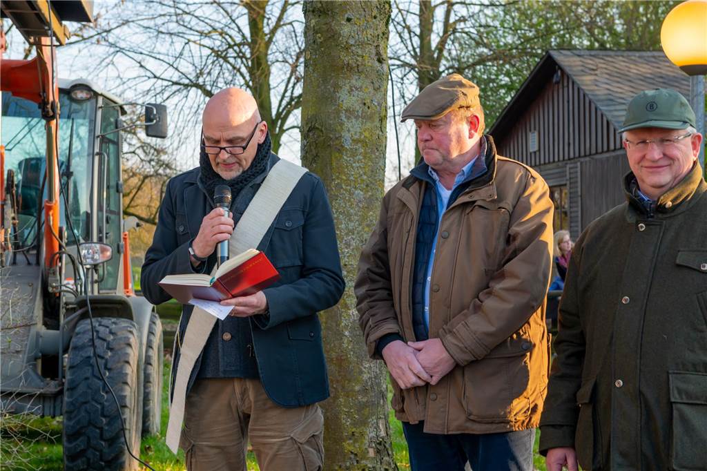 Das Osterfeuer in Selm am Jakobsbrunnen fand zum ersten Mal als gemeinschaftliche Aktion von Heimatverein und dem neuen Verein "Selmer helfen Selmern" statt. Die Aktion kam gut an und die Veranstalter freuen sich schon auf eine Wiederholung im kommenden Jahr.