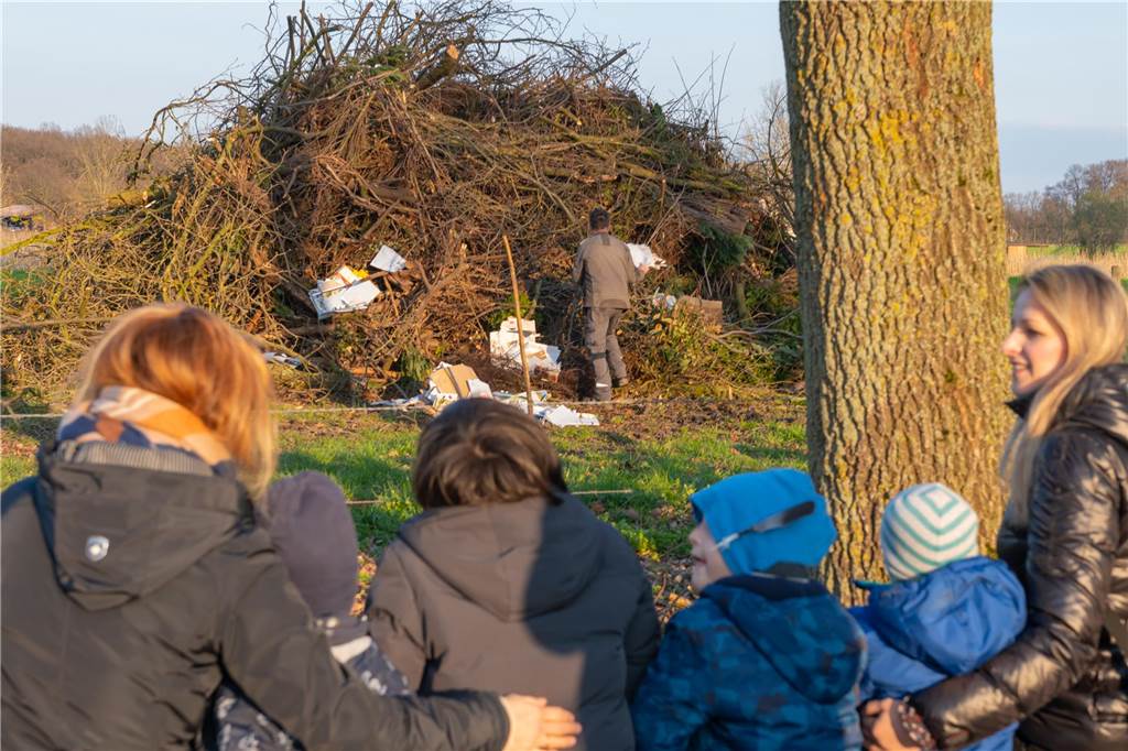 Das Osterfeuer in Selm am Jakobsbrunnen fand zum ersten Mal als gemeinschaftliche Aktion von Heimatverein und dem neuen Verein "Selmer helfen Selmern" statt. Die Aktion kam gut an und die Veranstalter freuen sich schon auf eine Wiederholung im kommenden Jahr.