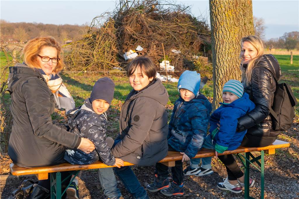 Das Osterfeuer in Selm am Jakobsbrunnen fand zum ersten Mal als gemeinschaftliche Aktion von Heimatverein und dem neuen Verein "Selmer helfen Selmern" statt. Die Aktion kam gut an und die Veranstalter freuen sich schon auf eine Wiederholung im kommenden Jahr.