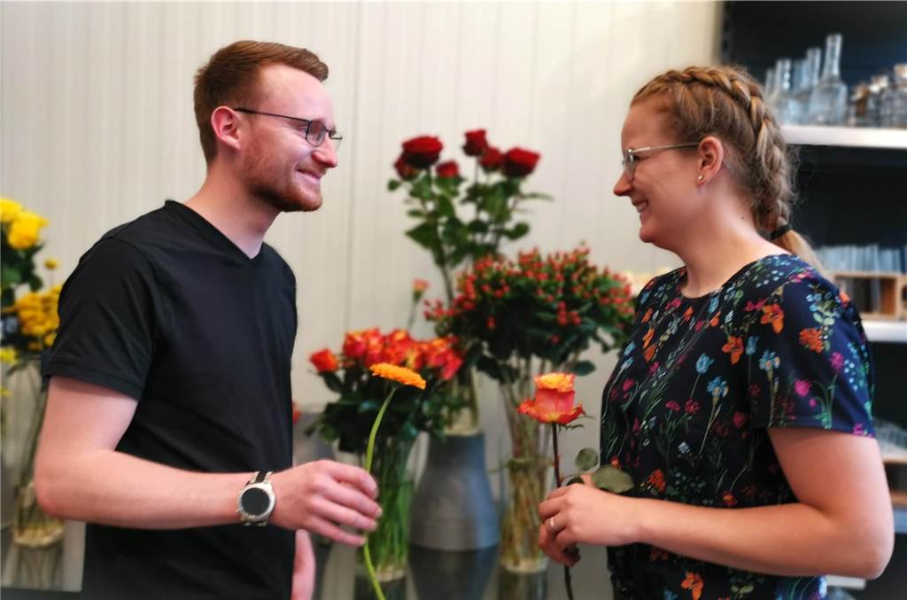 Blumen für den großen Tag: Zu Besuch bei der Florawelt Das Paar entdeckt gemeinsam die Vielfalt der Möglichkeiten.
