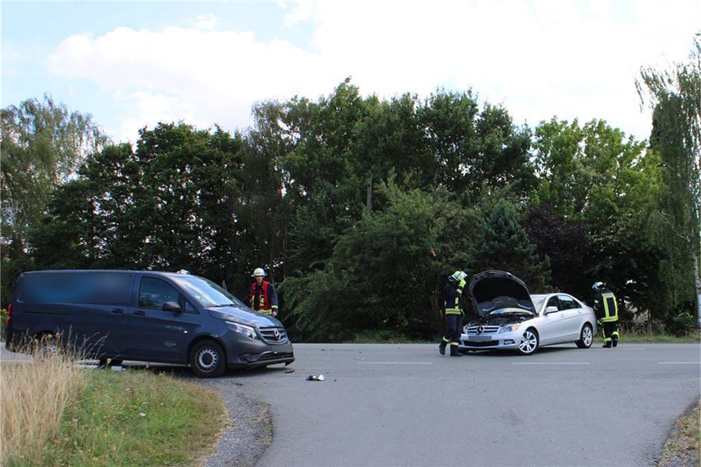 Wendemanöver auf B 58: Autos kollidieren - zwei Verletzte im Krankenhaus Zwei Autos nach einem Verkehrsunfall