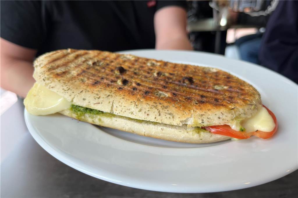 Wurscht Factory eröffnet – Hohe Qualität zu kleinen Preisen Das Panini-Tomate in der neuen Wurscht Factorty in Castrop-Rauxel.
