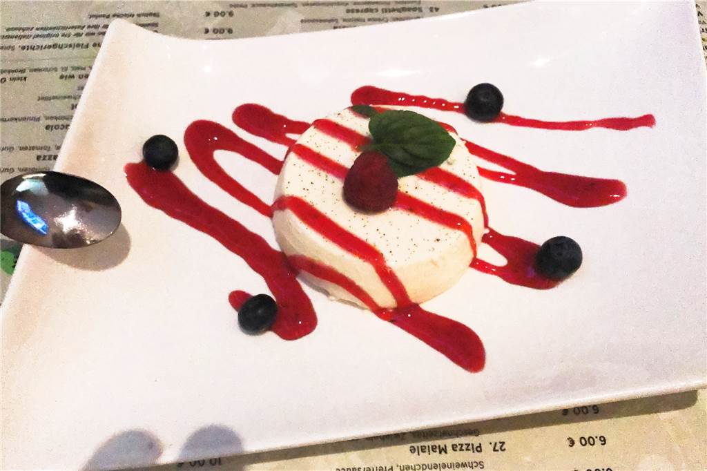 „La Piazza“ heißt der neue Hotspot für gutes Essen in Oeding Das Panna Cotta