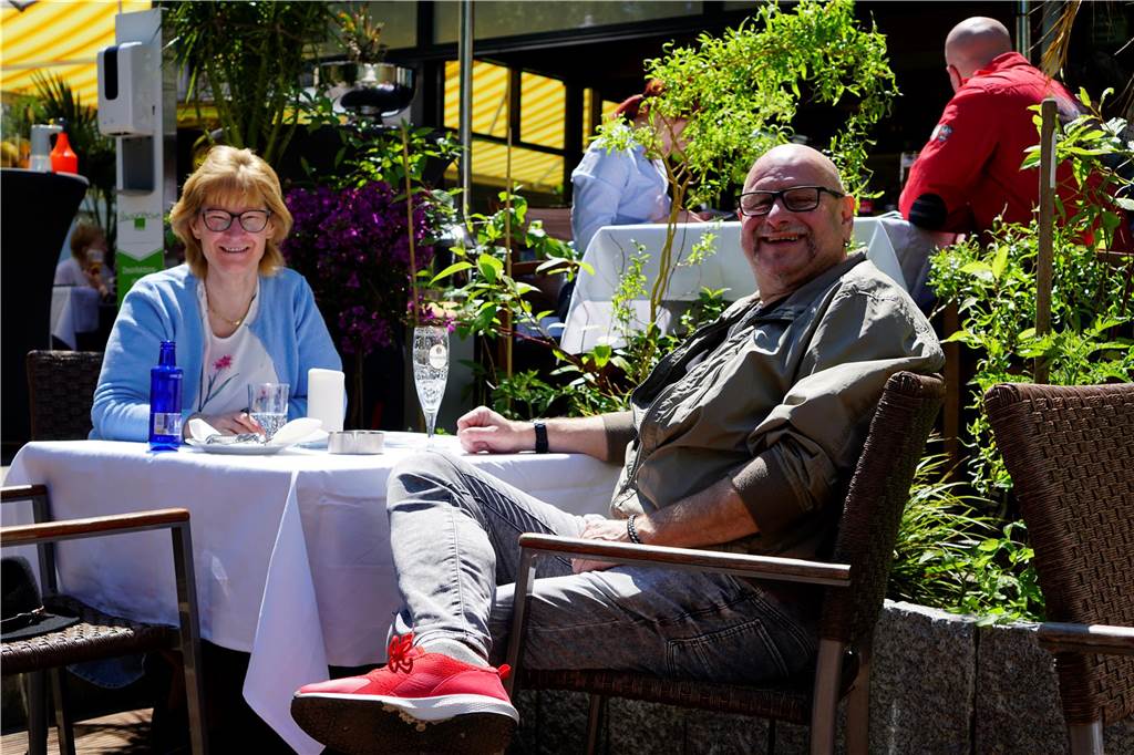 Ein kühles Bier in der Sonne: Wo man im Freien etwas trinken kann Außenbereich des Panorama Cafés in Castrop.