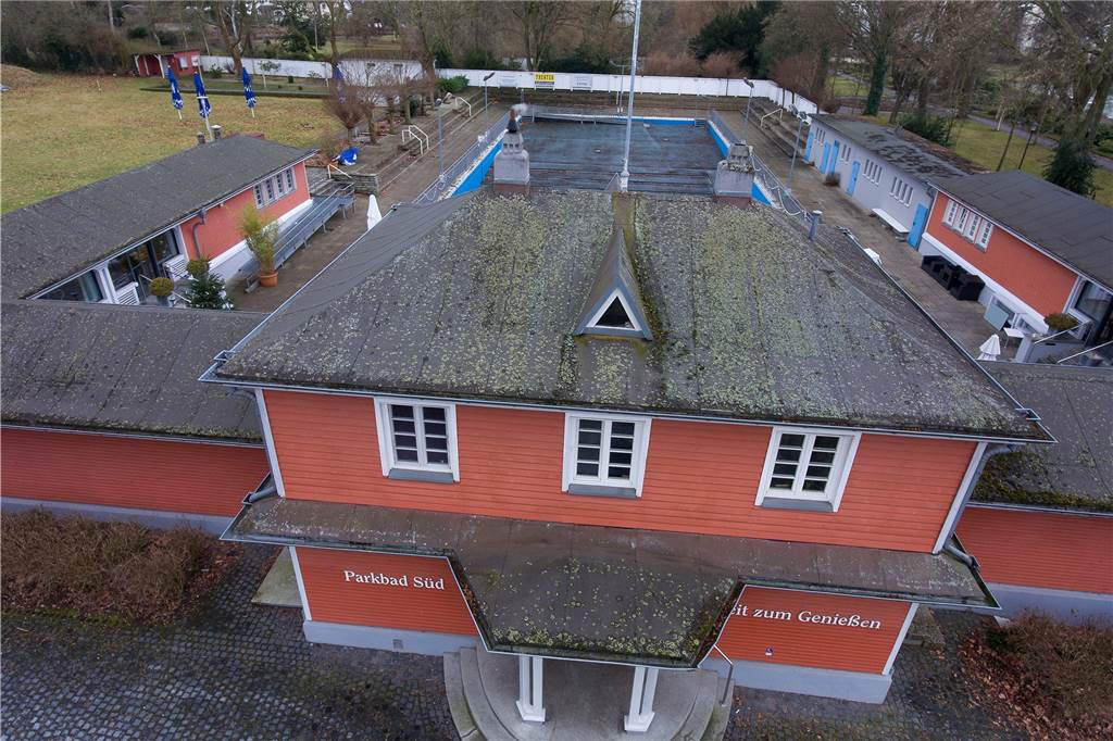 Das Parkbad Süd aus der Luft: Hinter dem denkmalgeschützten Gebäude liegt das alte Schwimmbecken.
