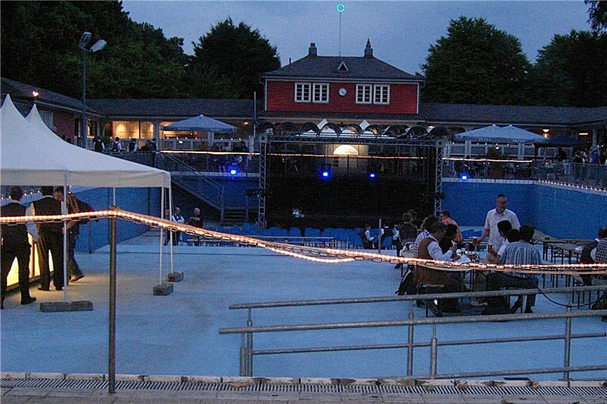 Das Parkbad Süd heute: Im alten Schwimmbecken kann eine Bühne für verschiedene Kulturveranstaltungen aufgebaut werden.