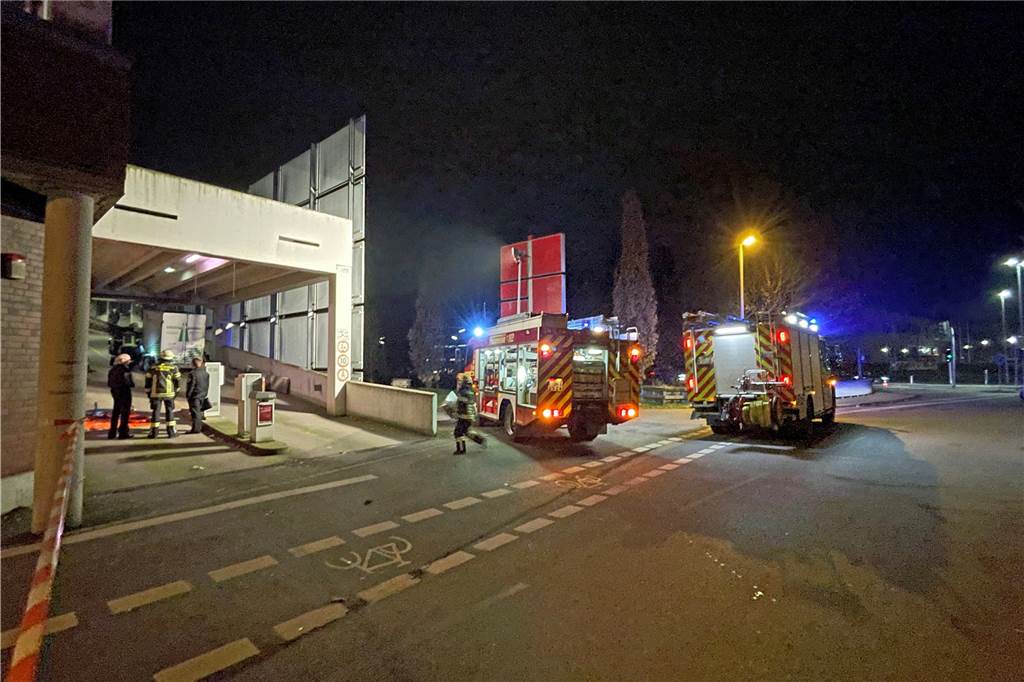 Zu hoher Anhänger rammt Rolltor und reißt es herunter Das Parkdeck sowie ein Teil der Straße waren während des Einsatzes am Mittwochabend ab 18.19 Uhr gesperrt.