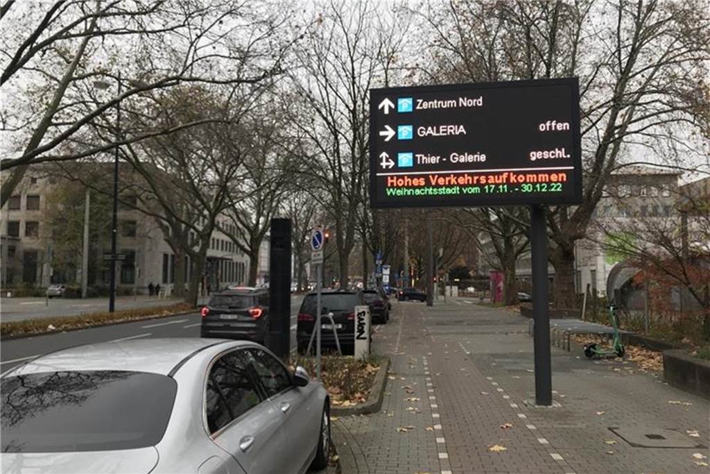 Digitale Hinweistafel auf einem Bürgersteig
