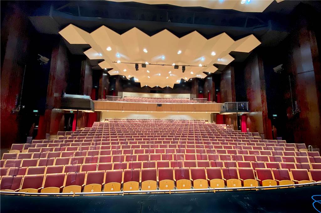 Ernst Dossmann tot: Seine Bauten stehen fast überall in Deutschland Das Parktheater Iserlohn erhielt Anfang der 1960er-Jahre unter Federführung von Ernst Dossmann seine Gestalt. Drei Jahre dauerte der Umbau der früheren Schützenhalle auf der Alexanderhöhe zu einem modernen Spielort, der am 4. April 1964 feierlich eröffnet wurde. In den vergangenen Jahren wurde in zahlreiche weitere Sanierungen investiert.