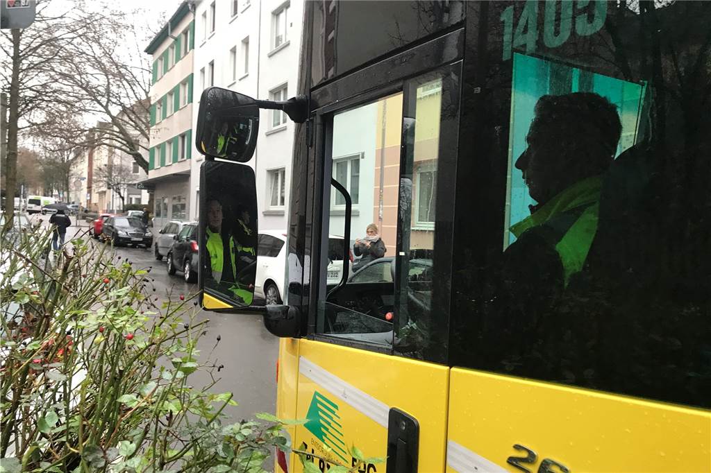 Feuerwehr rammt Auto auf enger Straße: „Es ist ja keiner zu Schaden gekommen“ Das passt – aber nur ganz knapp: Ein EDG-Fahrer auf der Humboldtstraße im Klinikviertel.