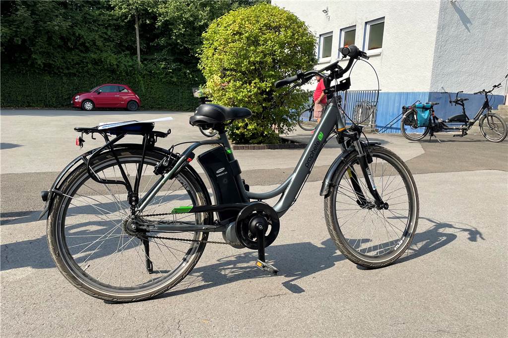 Zu viele Unfälle: Andreas Sonnek und Co. trainieren das Pedelec-Fahren Das Pedelec ist Maria Gräske viel zu groß. Das ist ihr beim Kurs klargeworden.