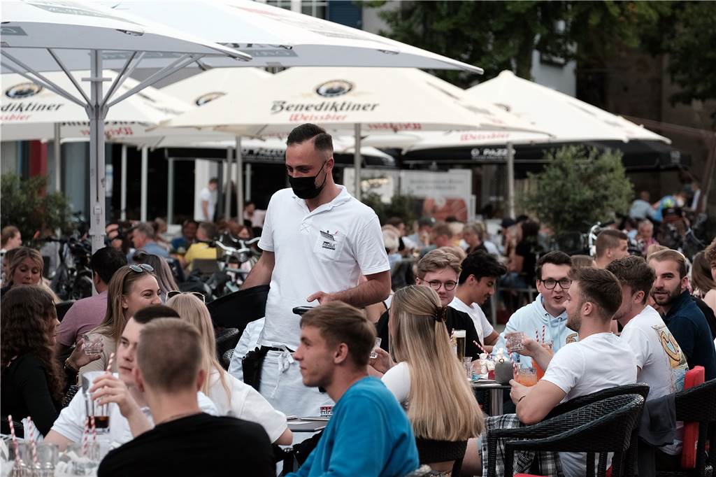 Keine Testpflicht mehr: Dorstener stürmten die Außengastronomie Das Personal hatte viel zu tun.