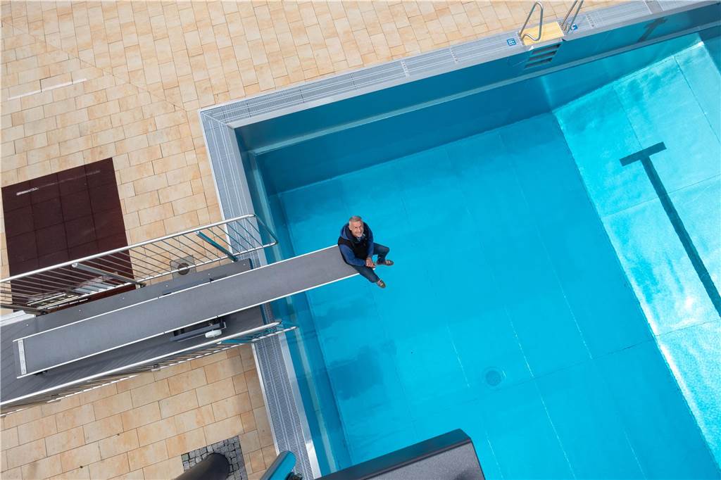 Freibad schränkt Öffnungszeiten wegen Personalnot ein Badleiter auf Sprungturm
