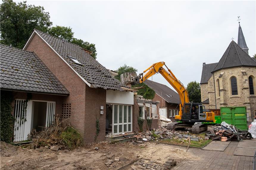 Abriss des Pfarrhauses gestartet – Pfarrbüro jetzt in anderem Gebäude Das Pfarrhaus zwischen Kult und Stiftskirche wird abgerissen.