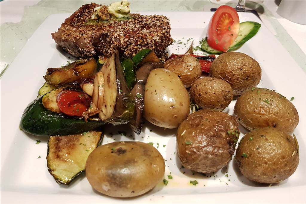 Im Restaurant Daun schmaust der Gast ein Häppchen vom Paradies Das Pfeffersteak an gegrilltem Gemüse überzeugt.