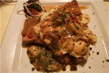 Das Pfeffersteak „Pikant“ mit Champignons und grünem Pfeffer ist vom Schwein. Gegen Aufpreis ist es auch vom Rind erhältlich.