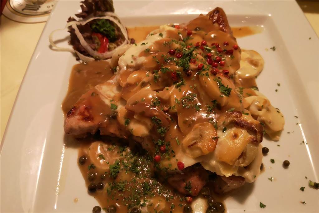 In den Bürgerstuben gibt es viel zu Essen – lecker und preiswert Das Pfeffersteak „Pikant“ mit Champignons und grünem Pfeffer gab es zur Hauptspeise in den Bürgerstuben.
