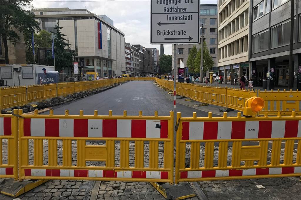 Das Pflaster ist weg, der neue Asphalt ist da – die Arbeiten auf der Kampstraße sind vor dem Basecamp-Gebäude abgeschlossen und zur Reinoldikirche weitergezogen.