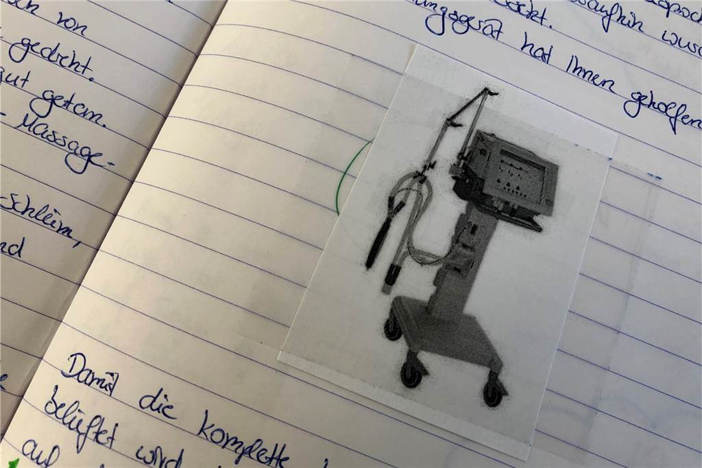 „Wird Papa sterben?“ Stephan Floris (53) und sein langer Kampf gegen das Coronavirus Das Pflegeteam des Ahauser Krankenhauses hat ein Tagebuch für Stephan Floris geführt, in dem auch Skizzen und Fotos enthalten sind. Die Behandlungsschritte und später die Fortschritte wurden so festgehalten. Der Alstätter fühlte sich im Ahauser Krankenhaus sehr gut aufgehoben und lobt das Personal ausdrücklich.