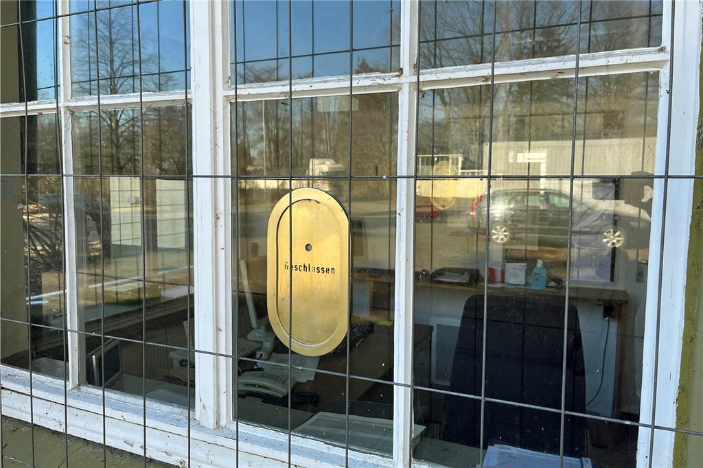 Wasag-Gelände in Sythen: Altes Pförtnerhaus soll Vorzeigeprojekt werden Das Pförtnerhaus ist geschlossen. Mit Gittern sind die Fenster abgeriegelt.